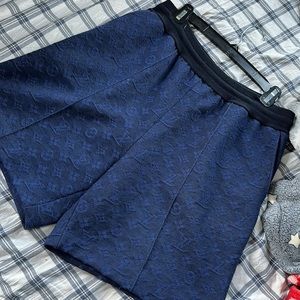 Louis Vuitton men’s medium knit shorts.               (ask for more photos)